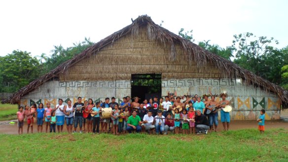 Moradores da comunidade Ucuki Cachoeira, com flautas tradicionais e instrumentos musicais dos "brancos" em frente a maloca. Foto: Arquivo pessoal
